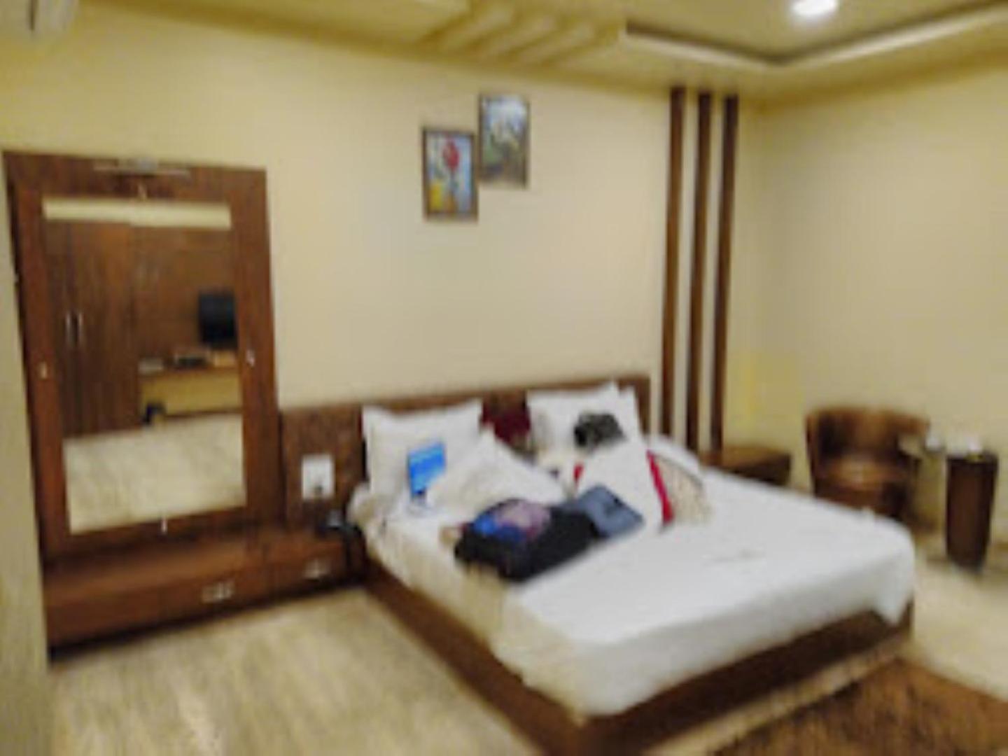 Hotel Saroj Sāgar Dış mekan fotoğraf