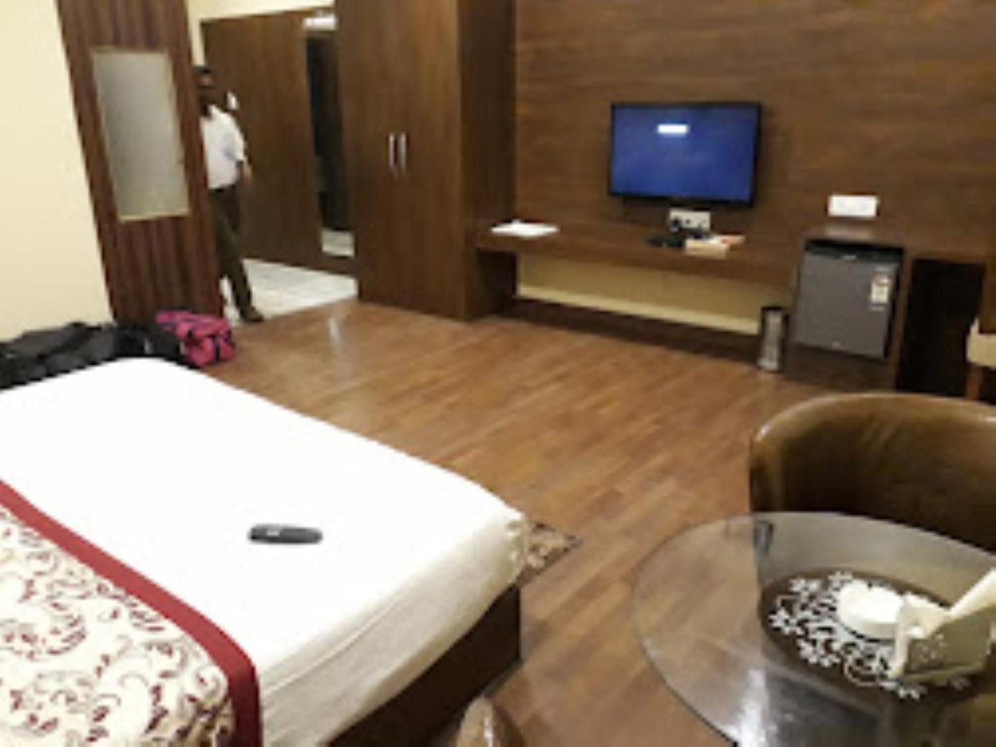 Hotel Saroj Sāgar Dış mekan fotoğraf