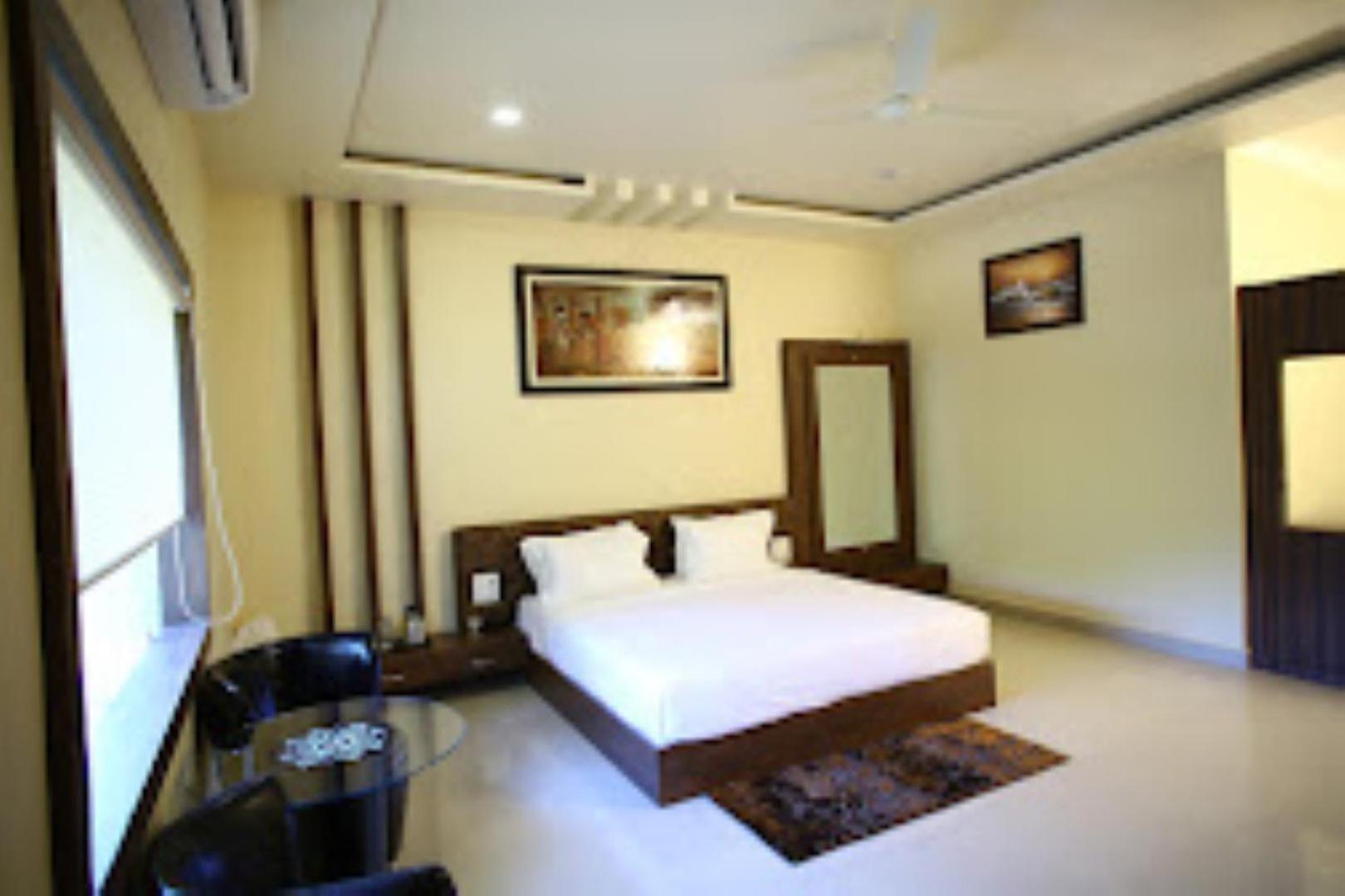 Hotel Saroj Sāgar Dış mekan fotoğraf
