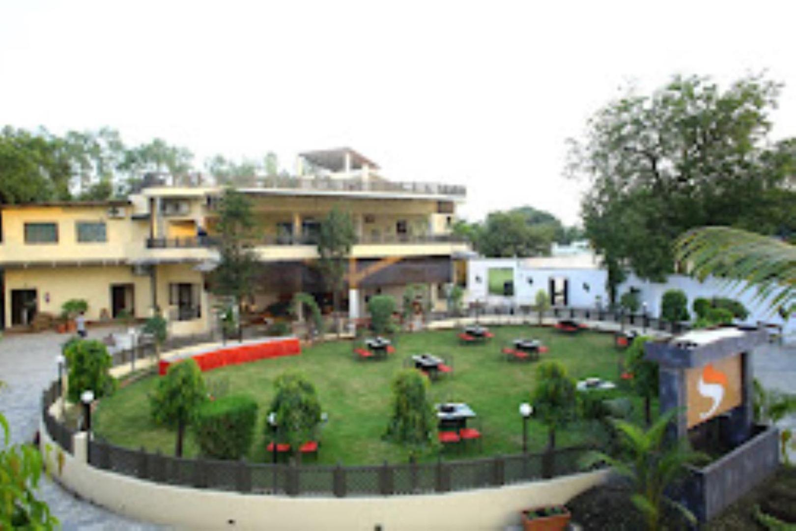 Hotel Saroj Sāgar Dış mekan fotoğraf