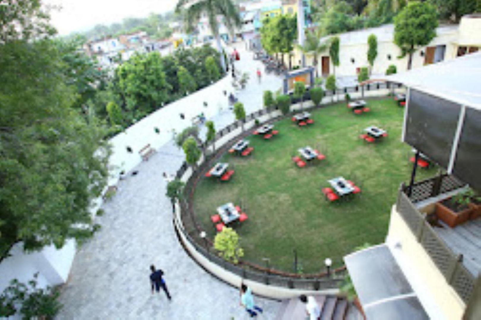 Hotel Saroj Sāgar Dış mekan fotoğraf