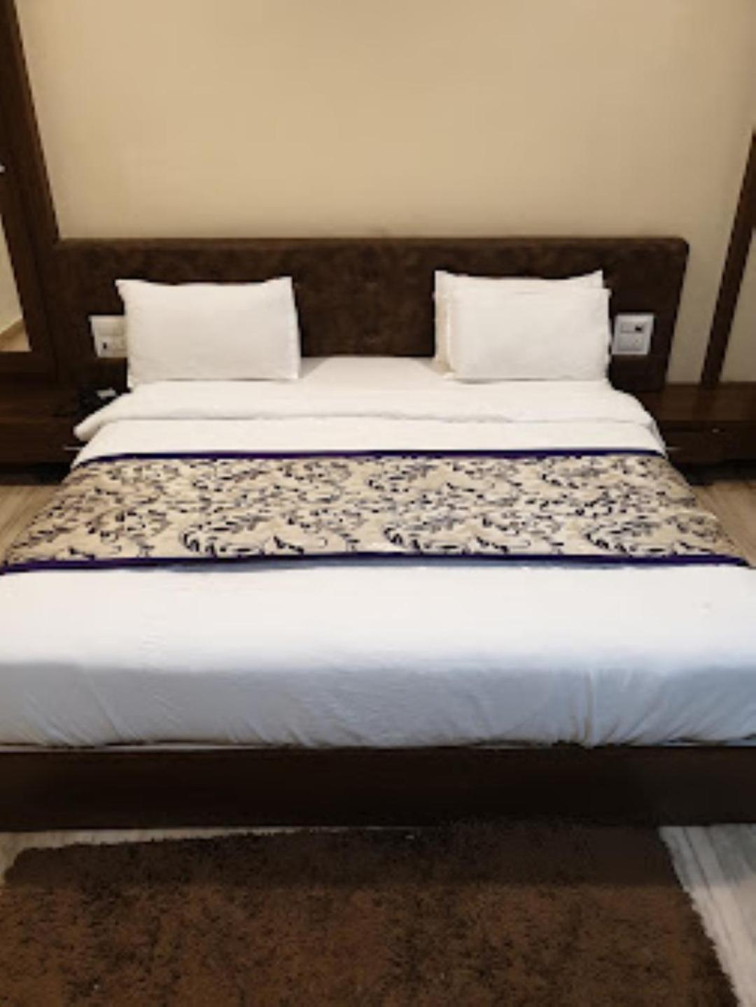Hotel Saroj Sāgar Dış mekan fotoğraf